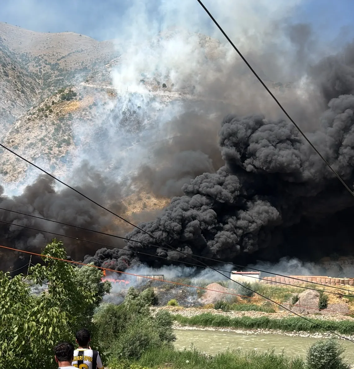 Hakkari Kırıkdağ yolunda jandarma karakoluna ait alanda yangın çıktı