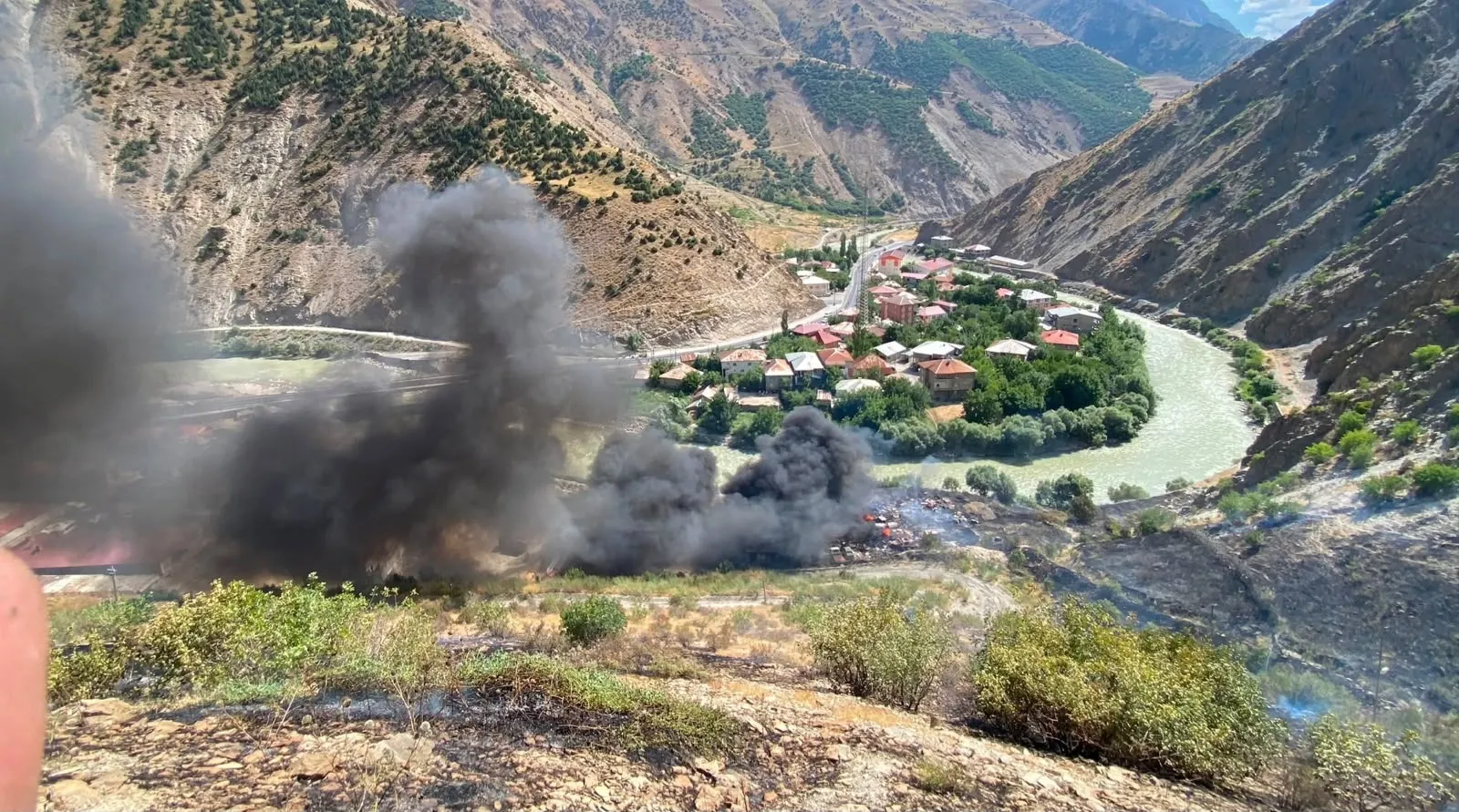 Hakkari Kırıkdağ yolunda jandarma karakoluna ait alanda yangın çıktı
