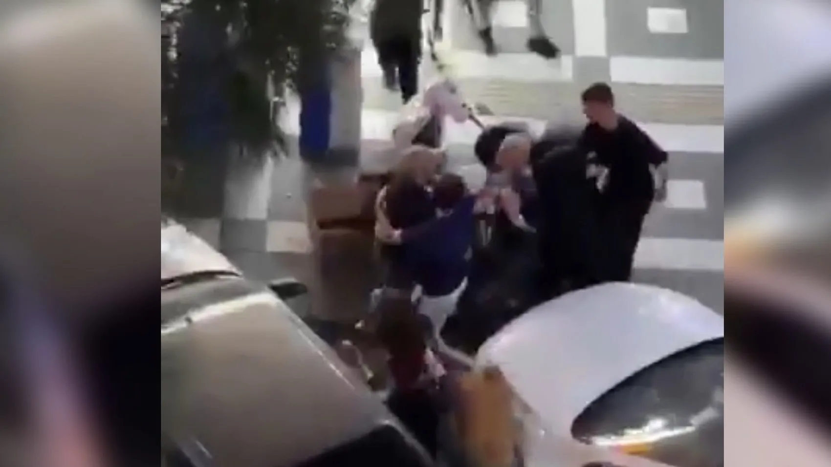 Şanlıurfa sokaklarında döner bıçaklı kavga anı kameraya yansıdı
