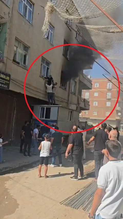 Bismil'de apartman yangını mahsur kalan kadını vatandaşlar kurtardı
