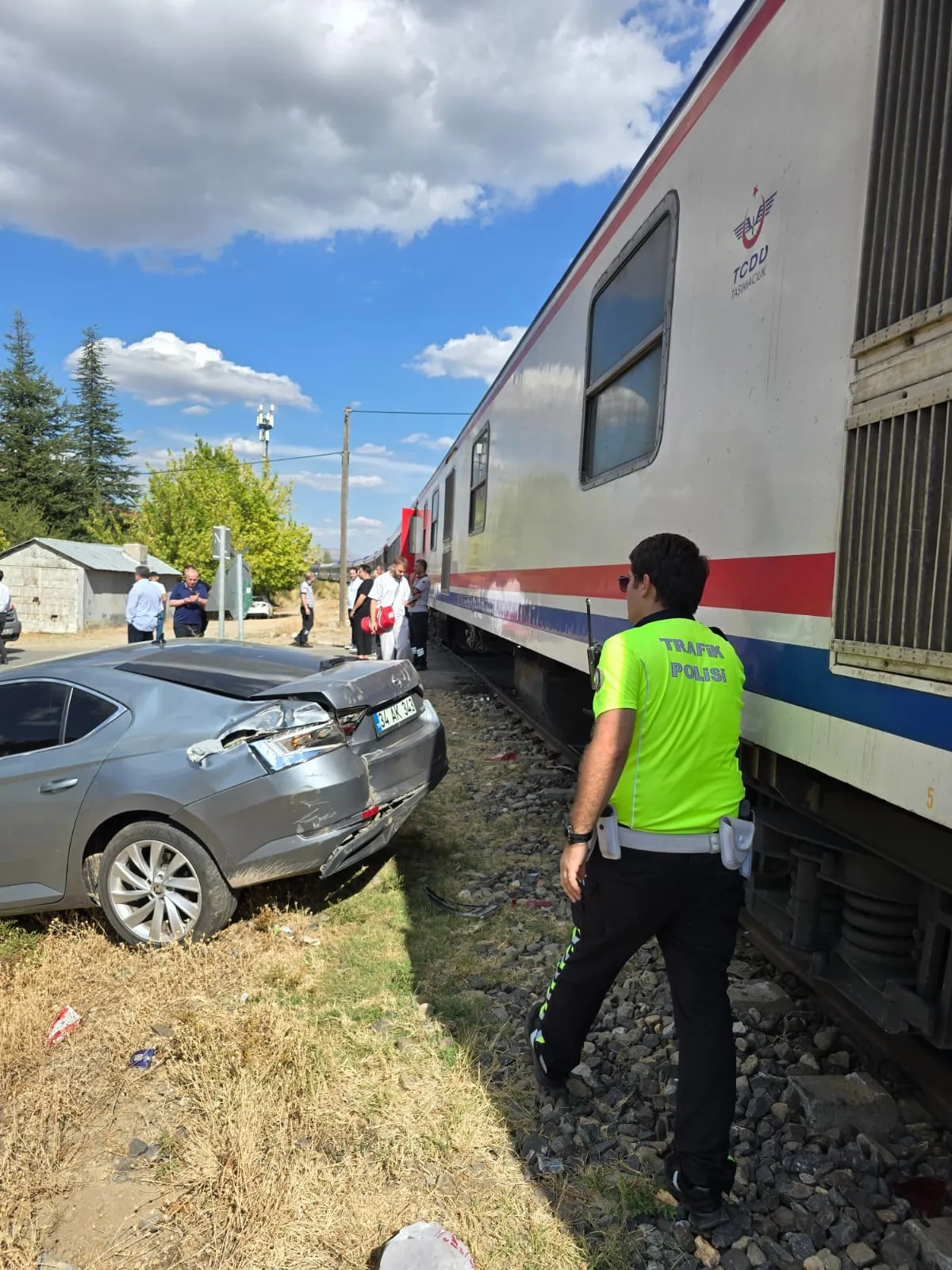 Bingöl'de yolcu treni hemzemin geçitte otomobile çarptı