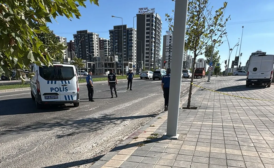 Diyarbakırda kırmızı ışıkta bekleyen araca düzenlenen silahlı saldırı kameraya yansıdı