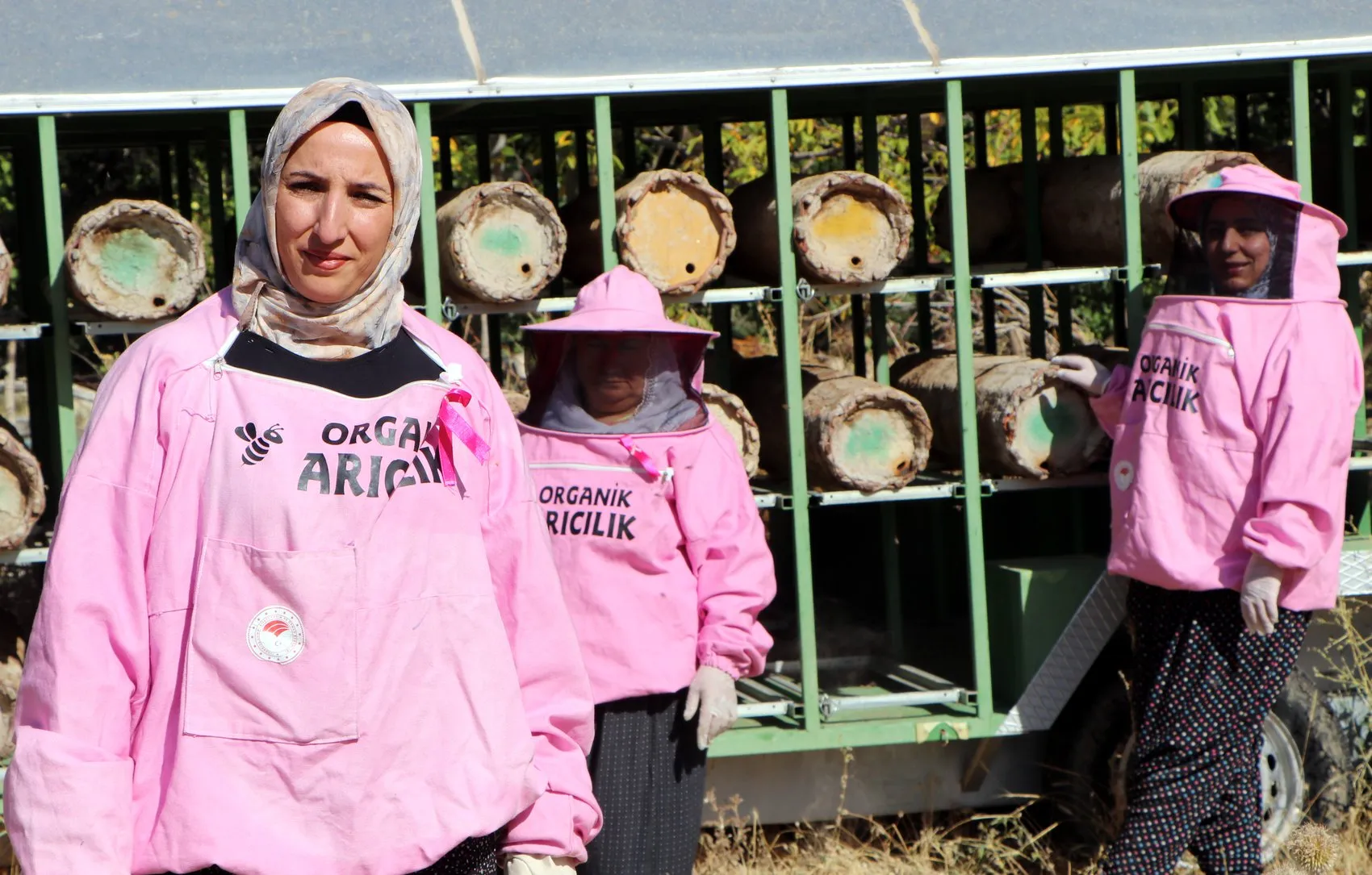 Vanlı kadın arıcılar Artos Dağı eteklerinde kara kovan balı hasadına başladı