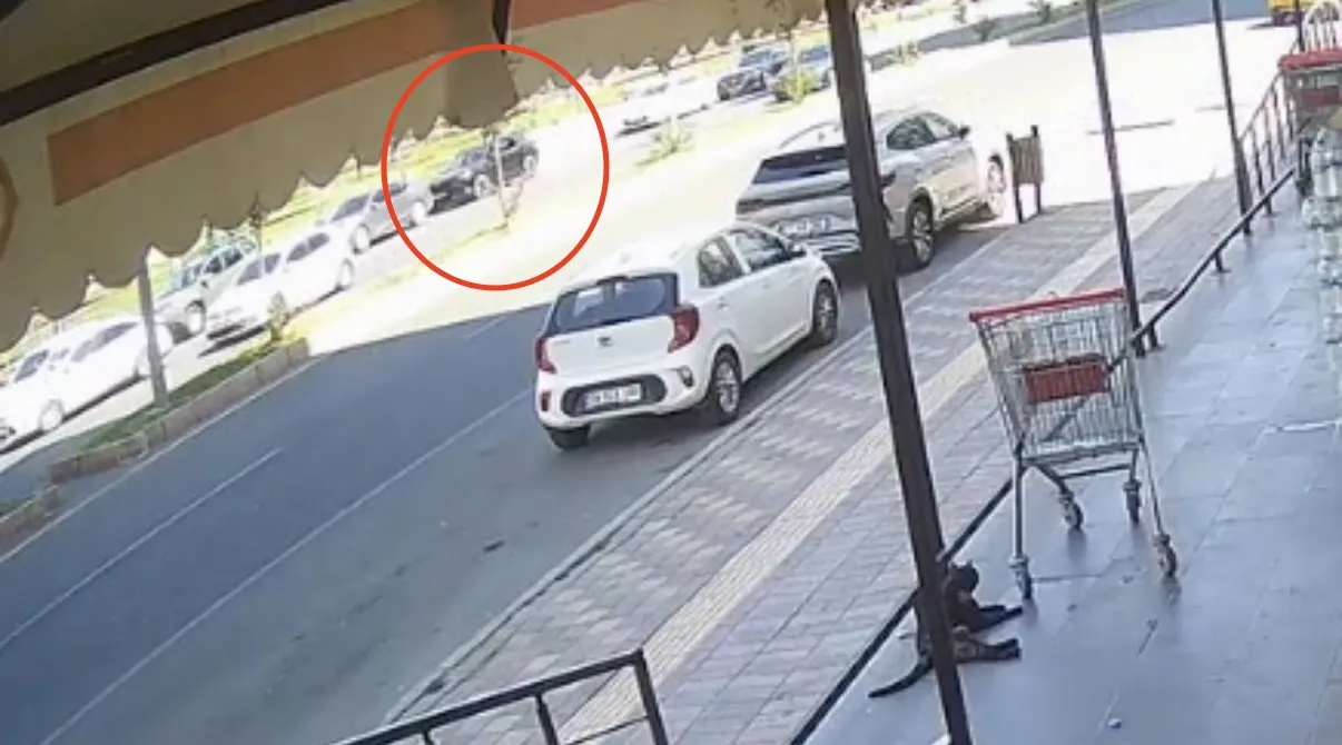 Diyarbakır'da motosiklet sürücüsü açılan kapıya çarpıp kamyonun altında kalarak can verdi