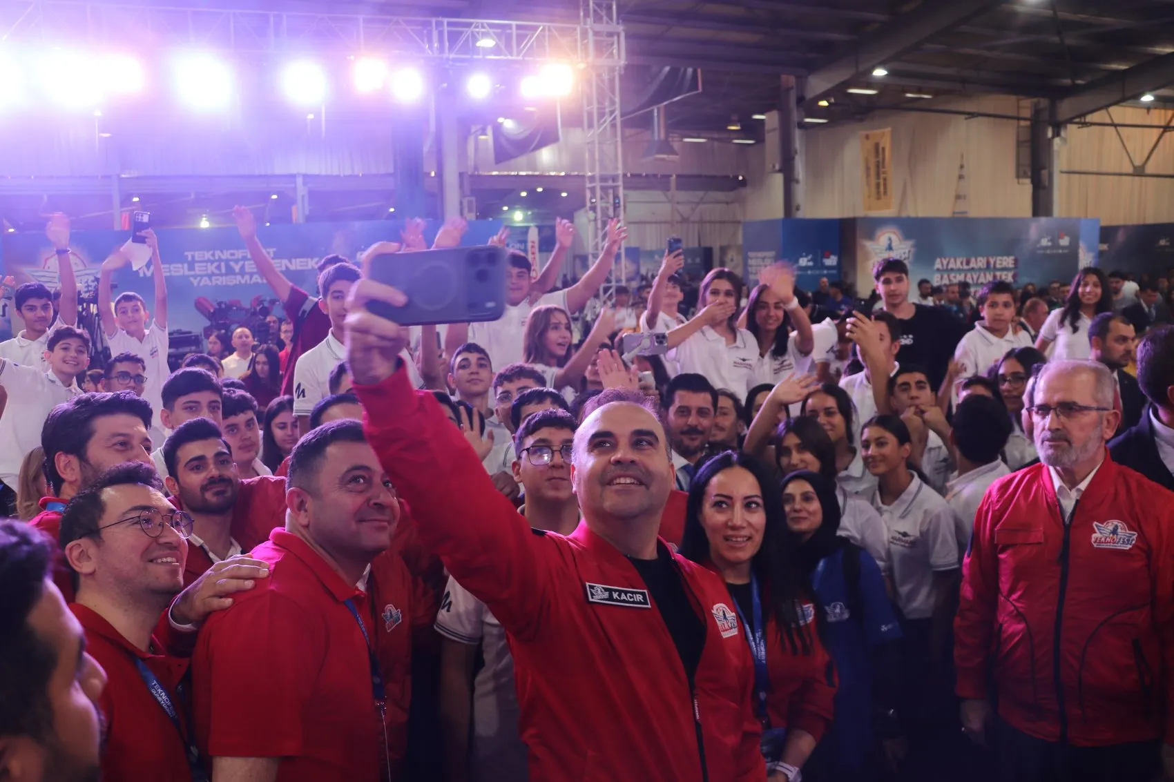 Bakan Kacır Diyarbakır'da TEKNOFEST heyecanını gençlerle paylaştı