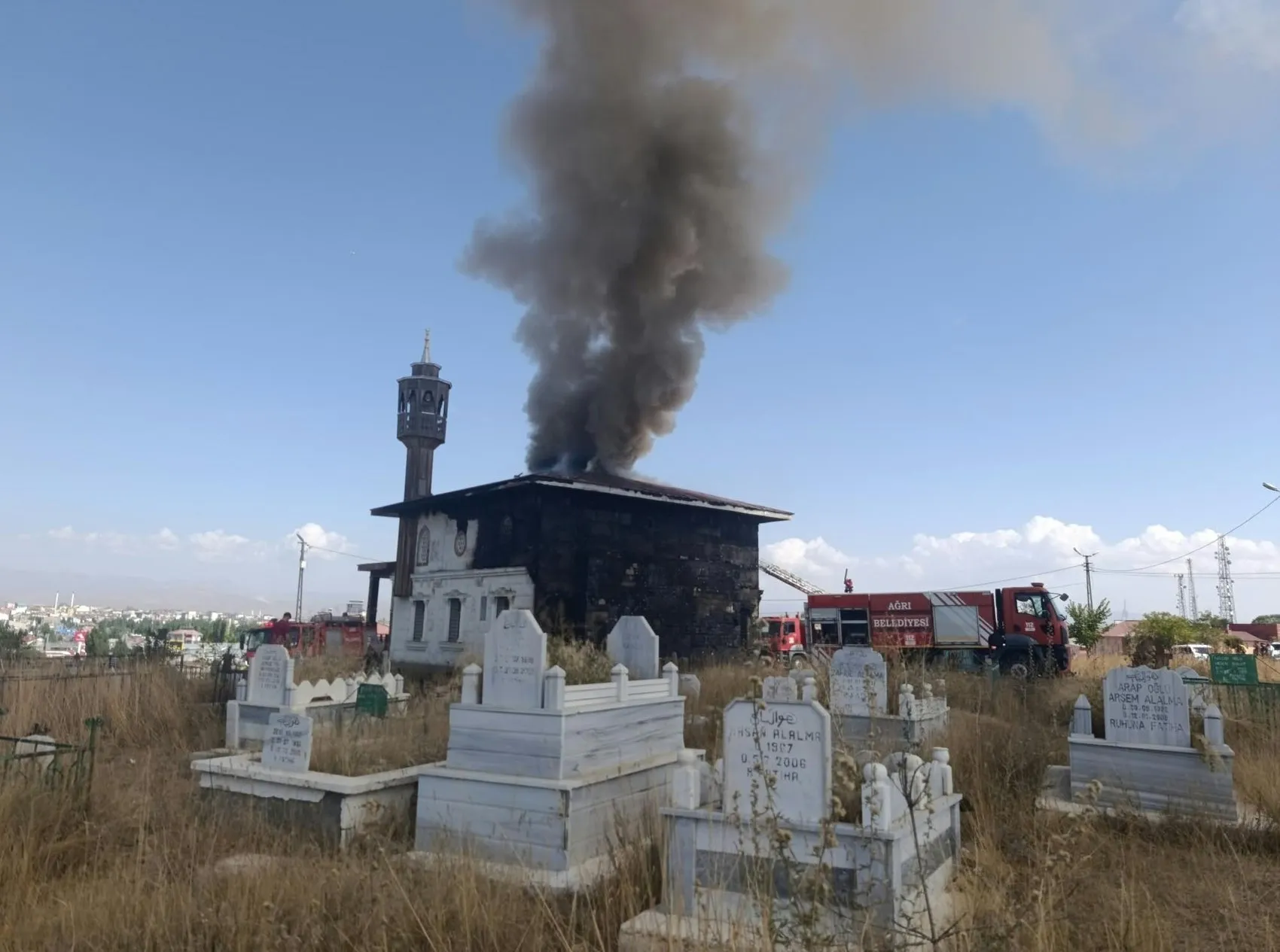 Ağrı Şehir Mezarlığı içindeki camide yangın paniği