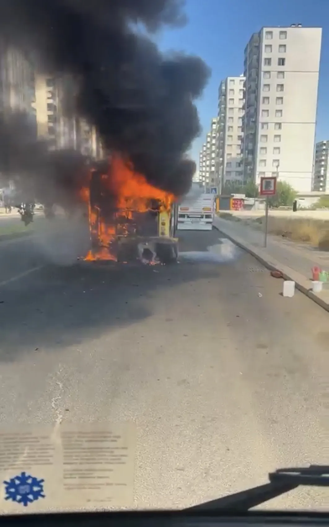 Diyarbakırda seyir halindeki belediye otobüsü alevlere teslim oldu