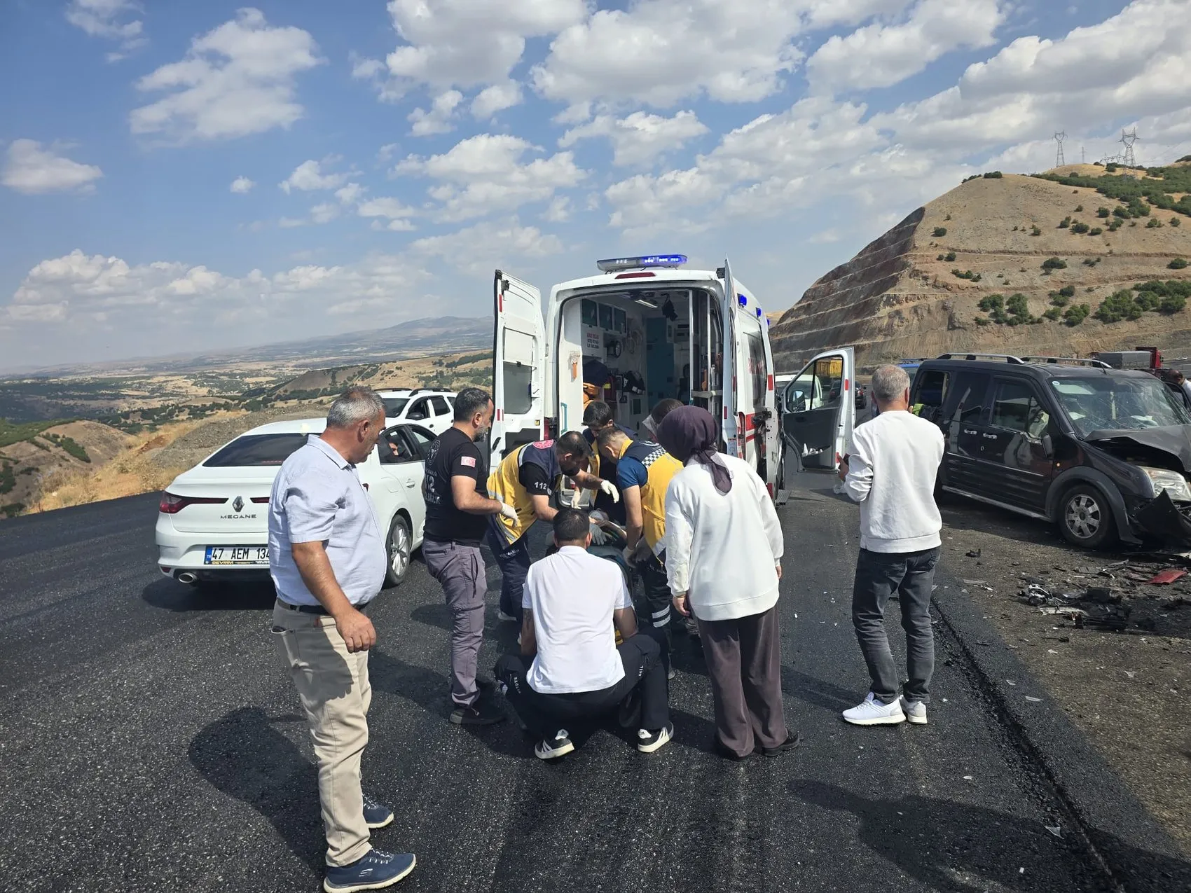 Bingöl kara yolunda iki aracın çarpışması sonucu altı kişi yaralandı