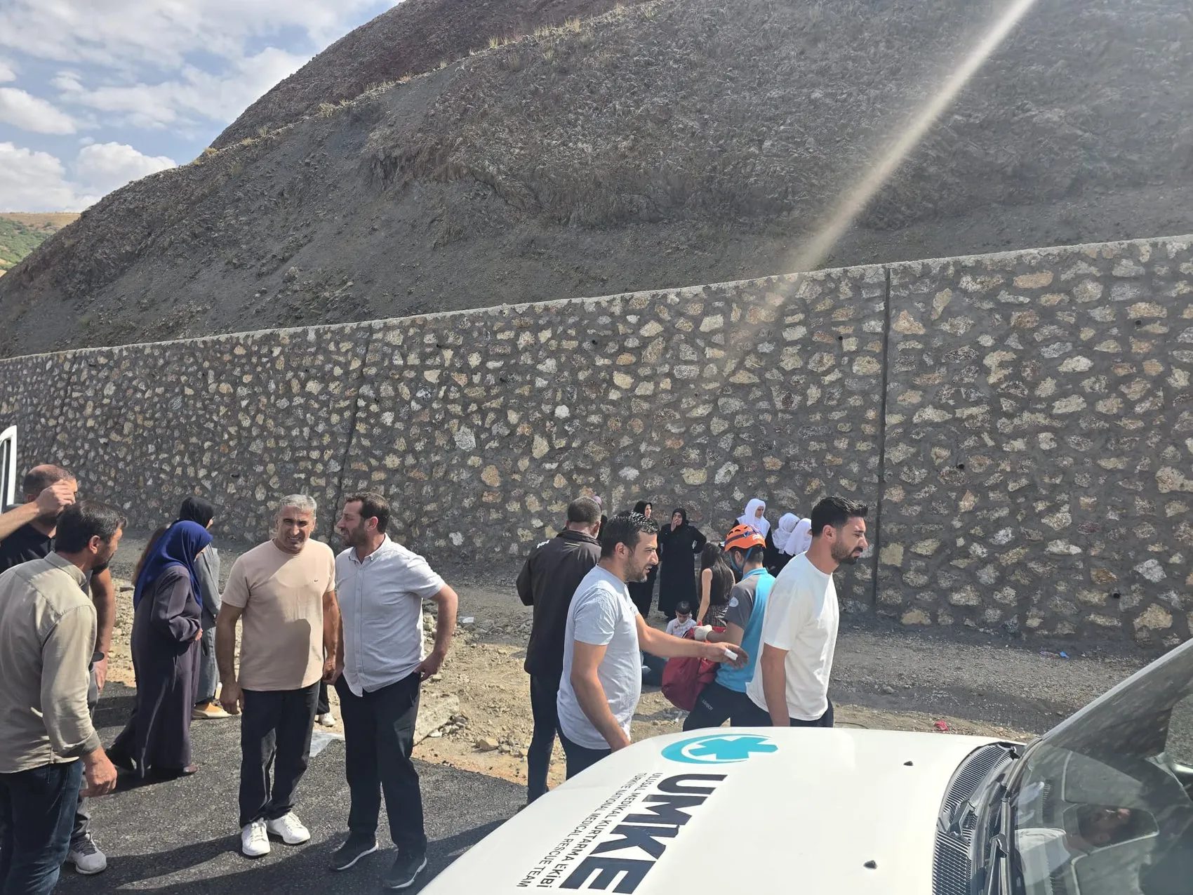 Bingöl kara yolunda iki aracın çarpışması sonucu altı kişi yaralandı
