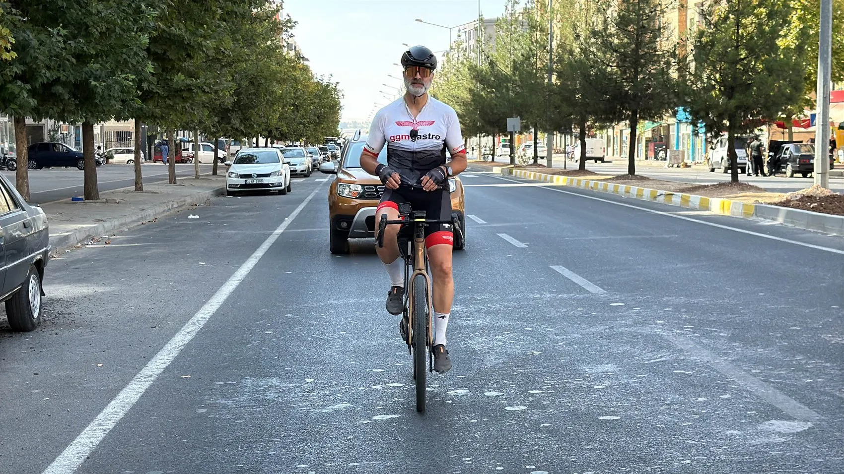 İsviçre'den Midyat'a 4 bin 500 kilometre pedal çevirerek ata toprağına döndü