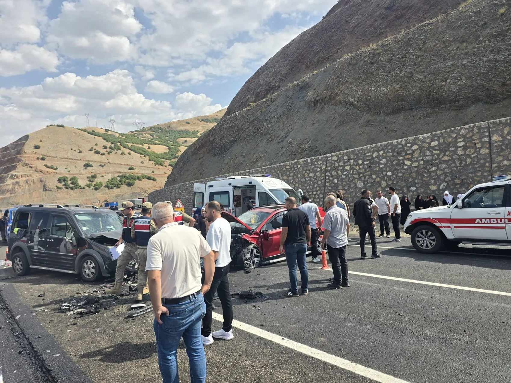 Bingöl kara yolunda iki aracın çarpışması sonucu altı kişi yaralandı