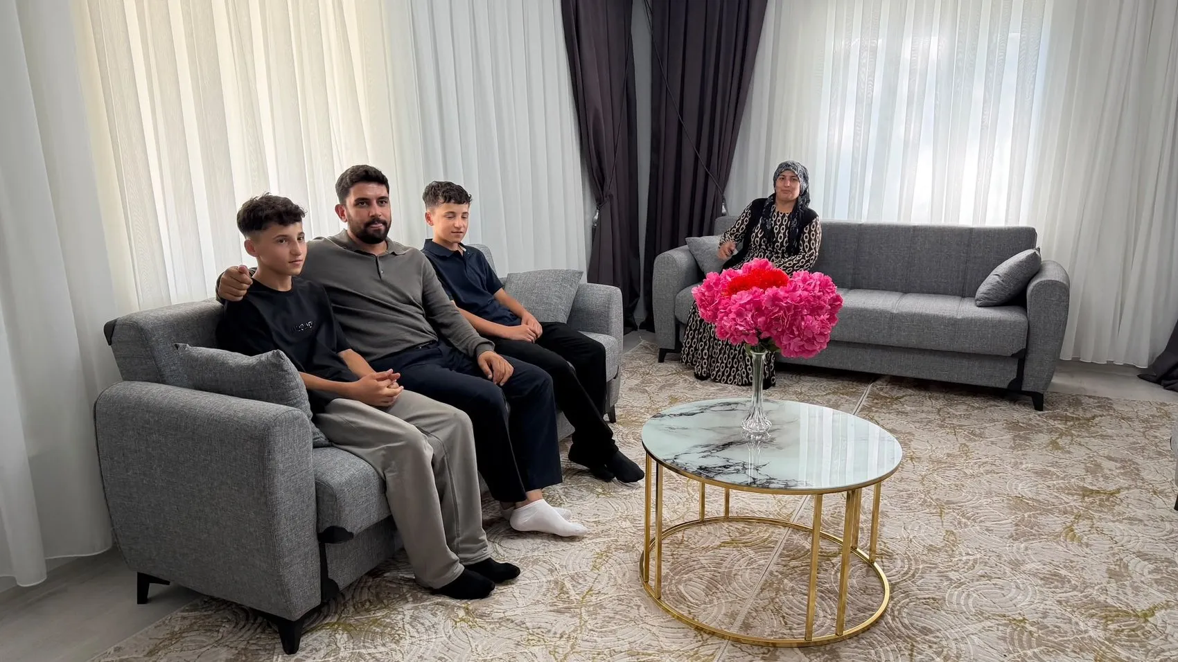 Yarım kalan evlerinde ders çalışıp fen lisesini kazanan ikizler yeni yuvalarına kavuştu