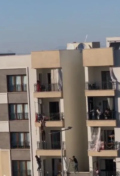 Diyarbakır'da balkondan düşmek üzere olan çocuğu tırmanarak kurtardı