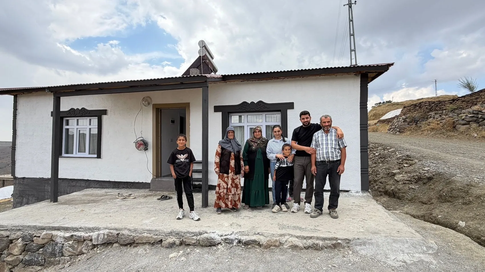 Ağrı'da 9 kişilik aile 80 yıllık harabe evden modern yuvaya taşındı