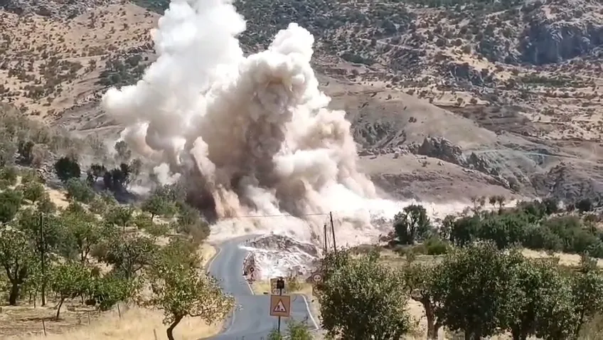 Siirt Pervari yolunda kaya kütleleri kontrollü patlatma ile temizlendi