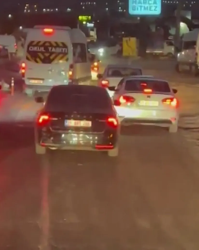 İtfaiyeye yol vermeyen çakarlı otomobil tepki topladı