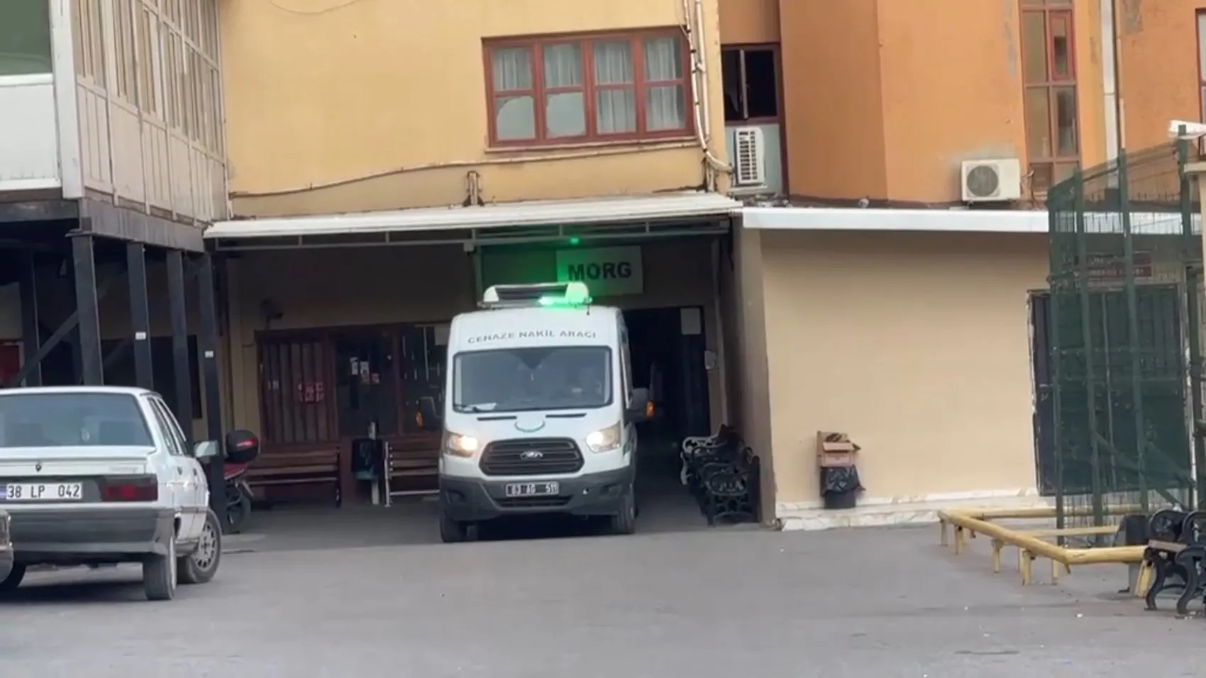 Şanlıurfa'da minibüs TIR'a çarptı: 2 kişi yaşamını yitirdi