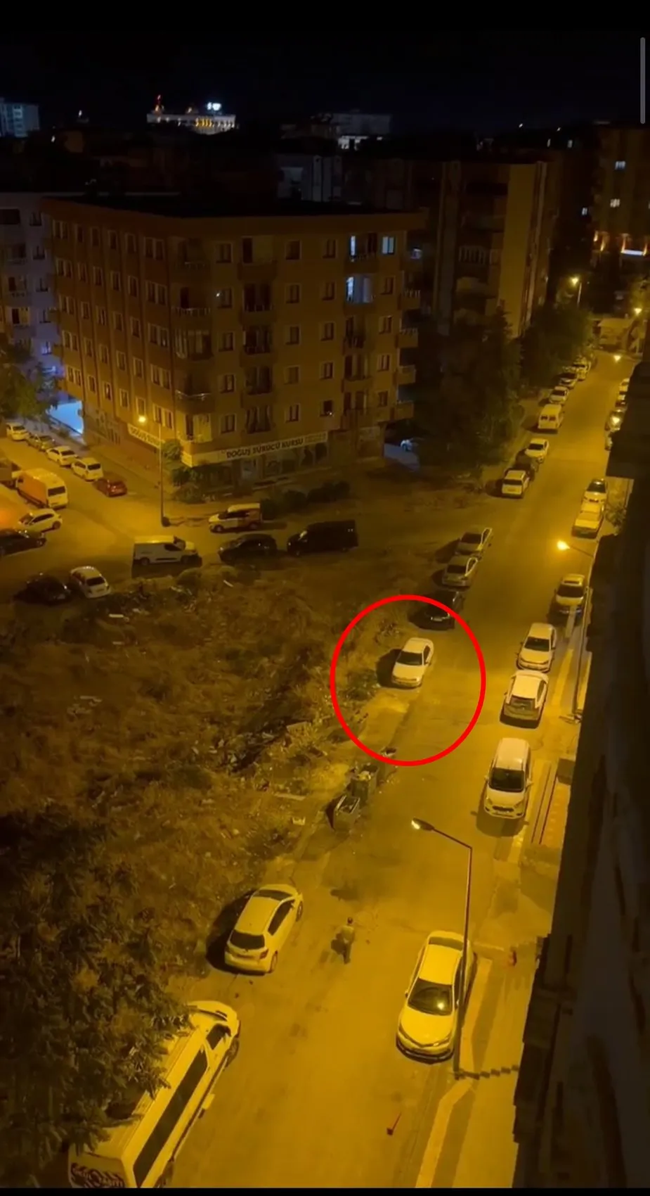 Mardin'de park halindeki otomobilin kornası gece yarısı mahalleyi uykusundan etti