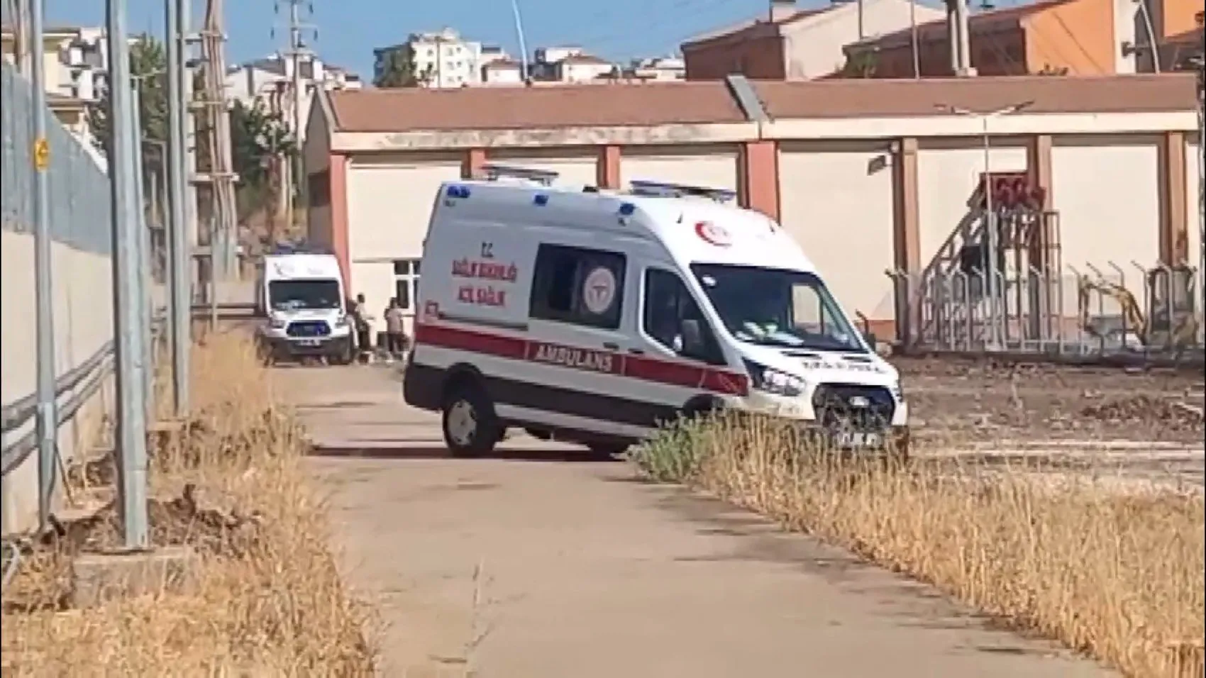 Diyarbakırda boya yapan iki işçi tiner kokusundan zehirlenerek hastaneye kaldırıldı
