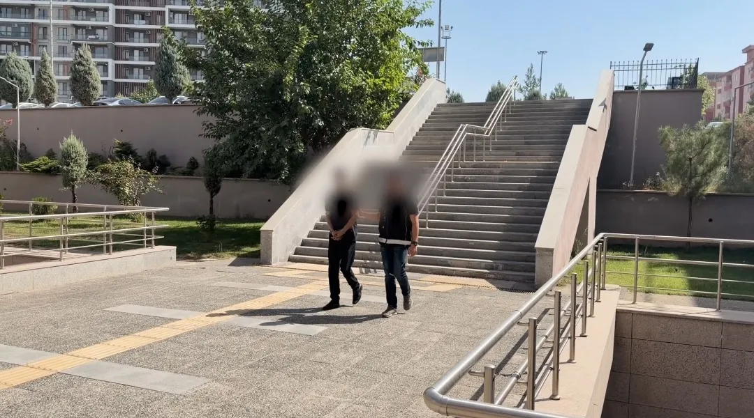 Batman girişinde durdurulan otobüste midesinden uyuşturucu çıkan yolcu tutuklandı