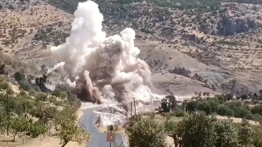 Siirt Pervari yolunda kaya kütleleri kontrollü patlatma ile temizlendi