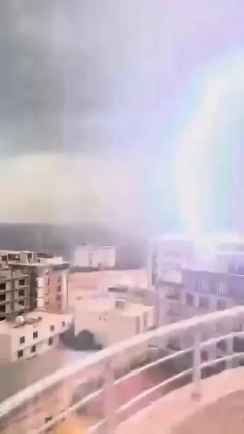 Şırnak'ta 8 katlı binaya yıldırım isabet etti