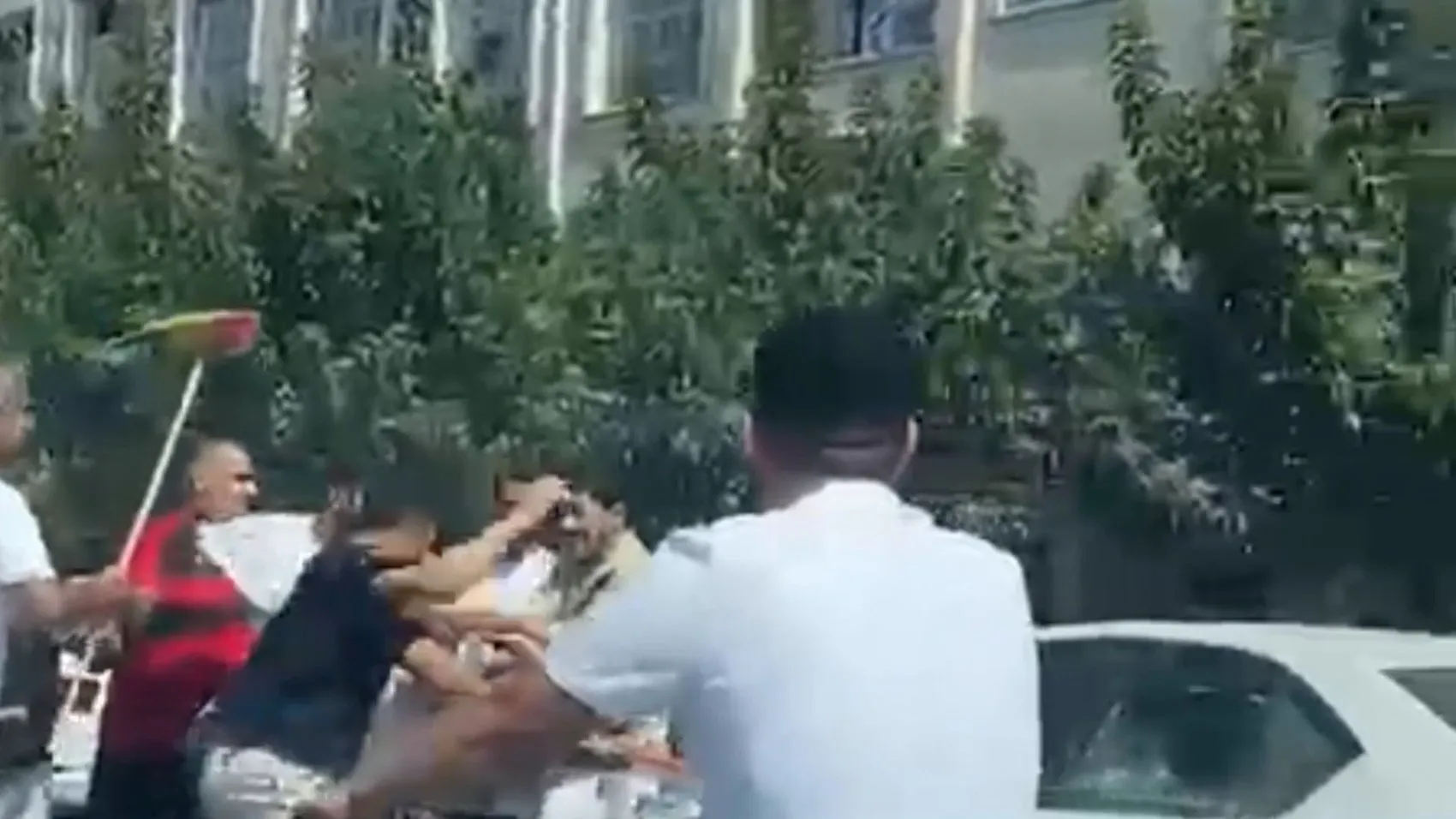Şanlıurfa'da sokak ortasında taşlı sopalı kavga çıktı