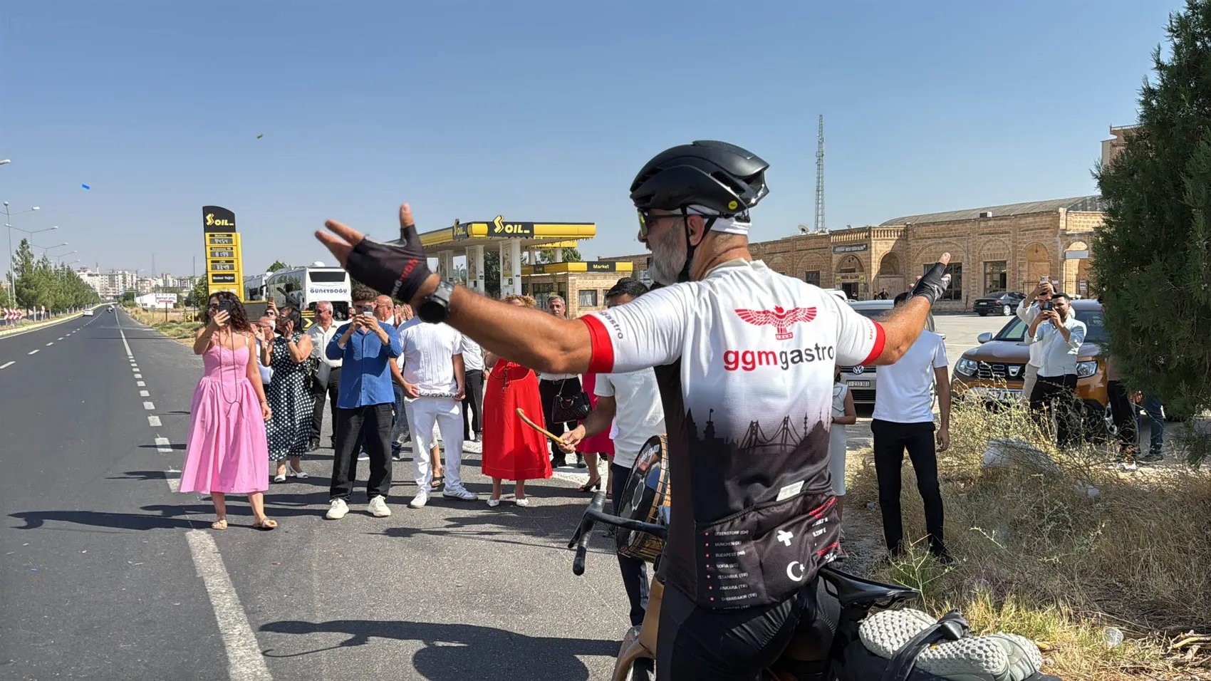 İsviçre'den Midyat'a 4 bin 500 kilometre pedal çevirerek ata toprağına döndü