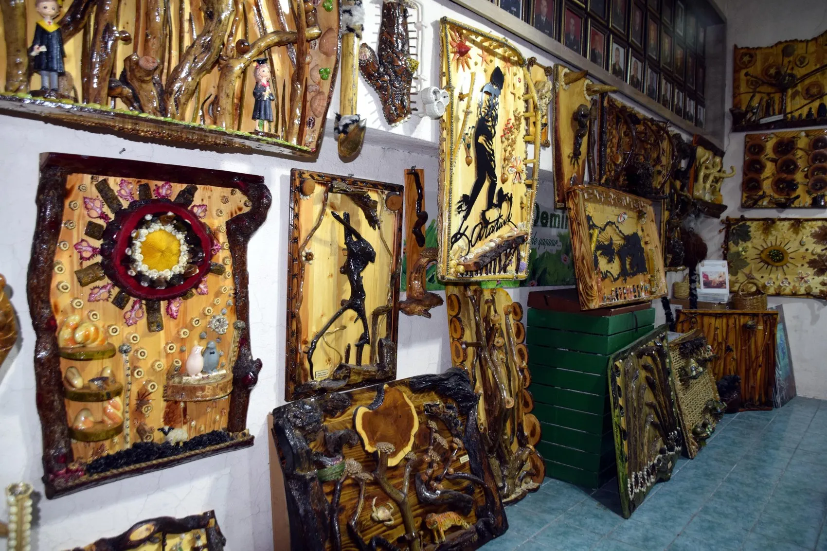 Vanlı Sami Demir atık malzemelerden sanat eserleri üretiyor
