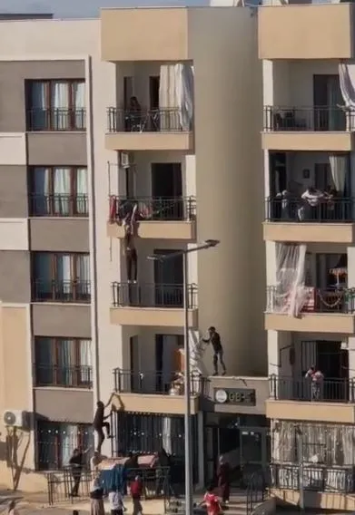Diyarbakır'da balkondan düşmek üzere olan çocuğu tırmanarak kurtardı