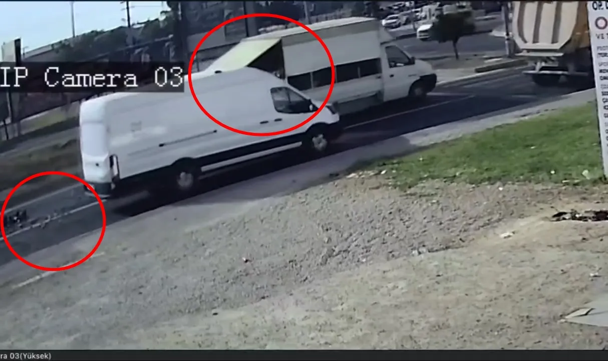Kızıltepe yolunda dökülen sebzeleri sürücüler el birliğiyle topladı