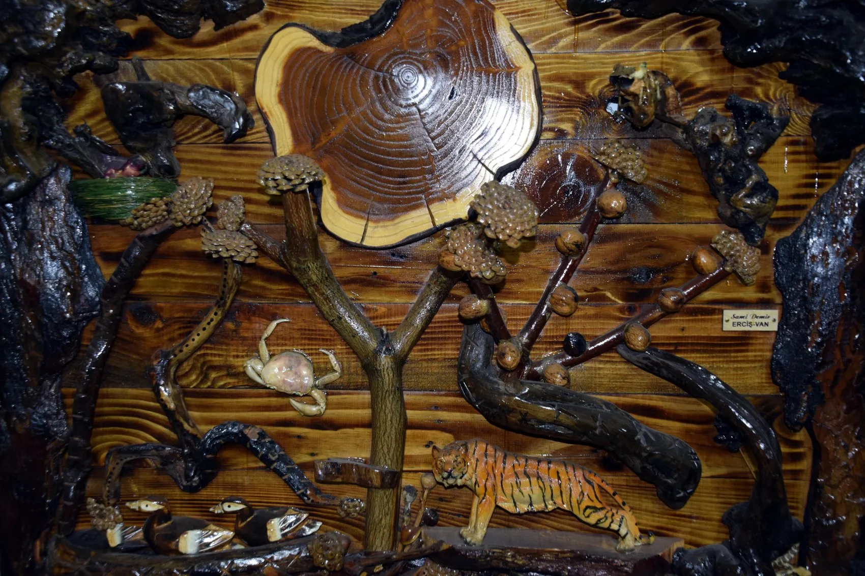 Vanlı Sami Demir atık malzemelerden sanat eserleri üretiyor