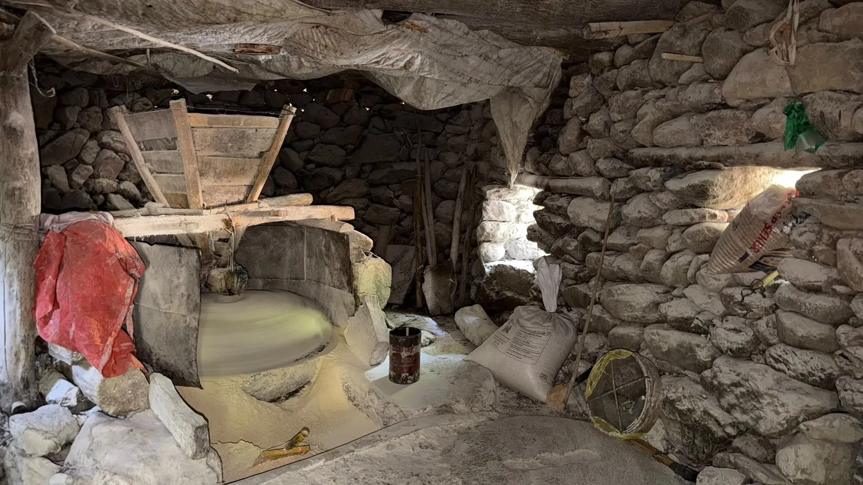 Hakkari'de 150 yıllık su değirmeni dede yadigarı olarak dönmeye devam ediyor