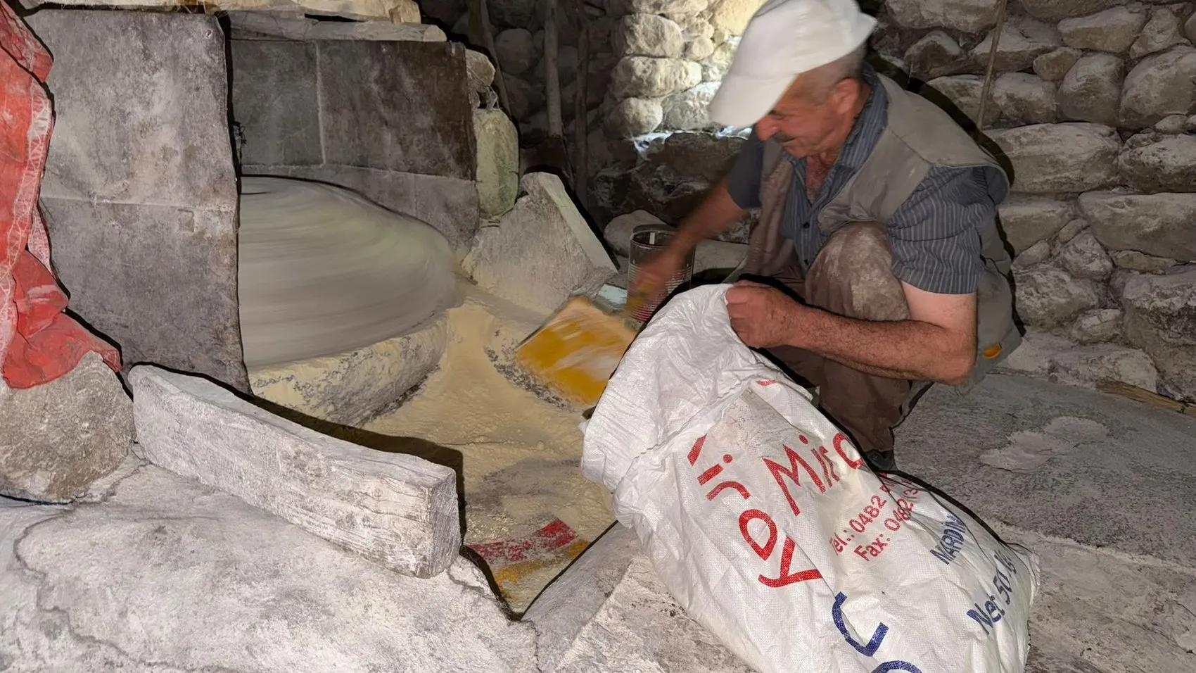 Hakkari'de 150 yıllık su değirmeni dede yadigarı olarak dönmeye devam ediyor
