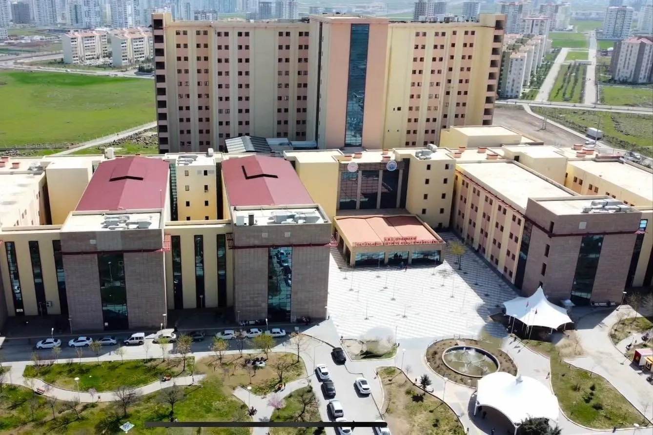 Diyarbakır'da yıldırım düşmesi sonucu iki kız kardeşten biri hayatını kaybetti