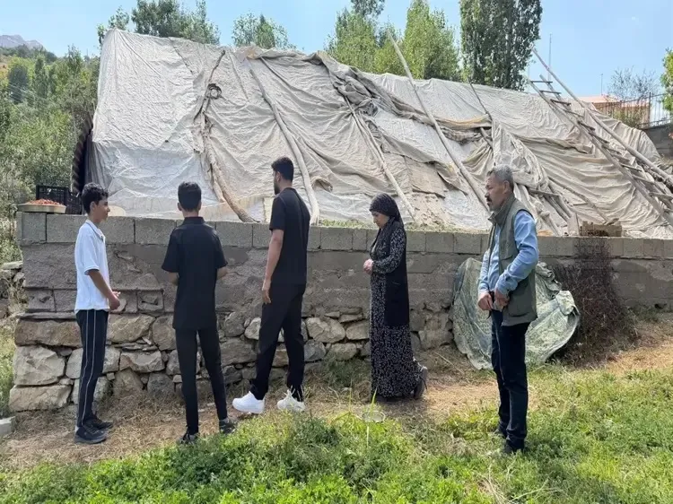 Yarım kalan evlerinde ders çalışıp fen lisesini kazanan ikizler yeni yuvalarına kavuştu
