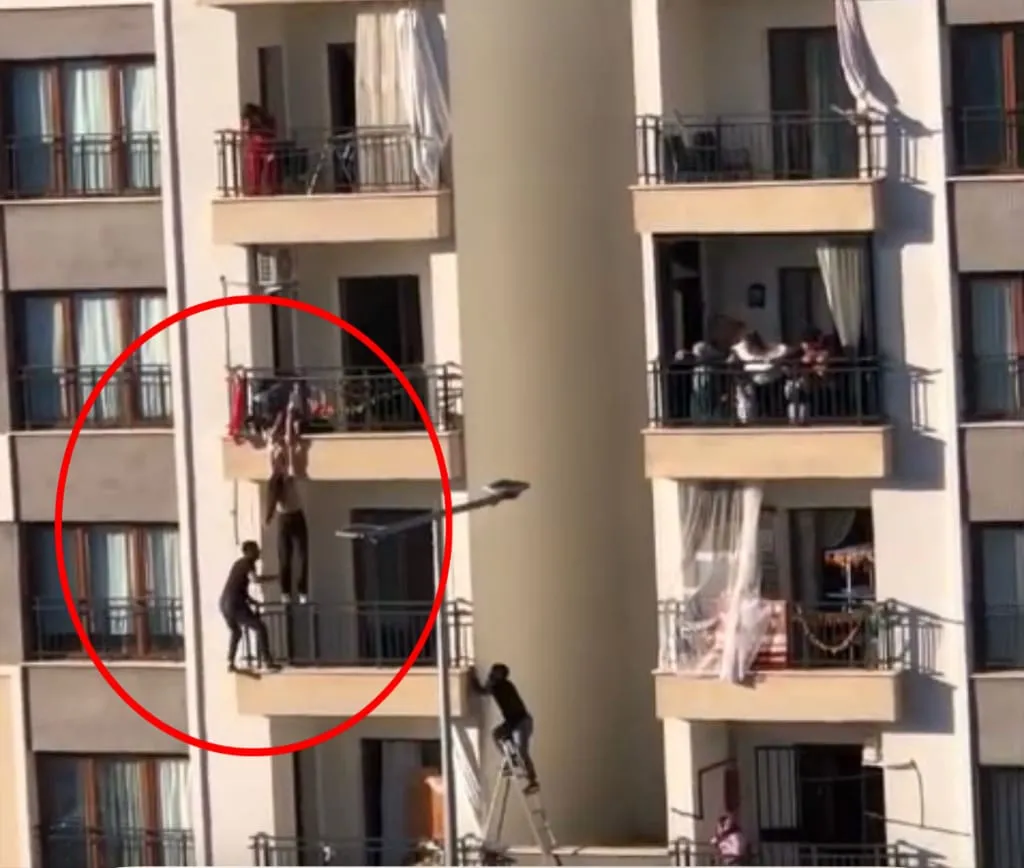 Diyarbakır'da balkondan düşmek üzere olan çocuğu tırmanarak kurtardı