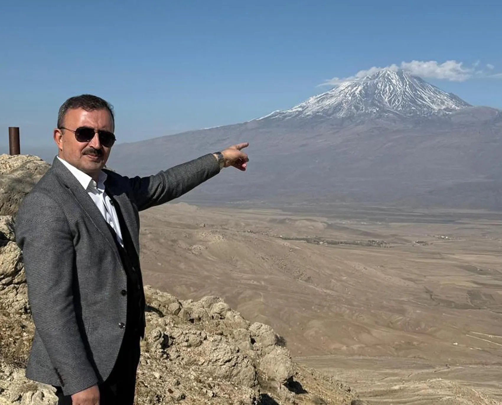 Ağrı Dağı zirvesindeki buzullar hızla eriyor