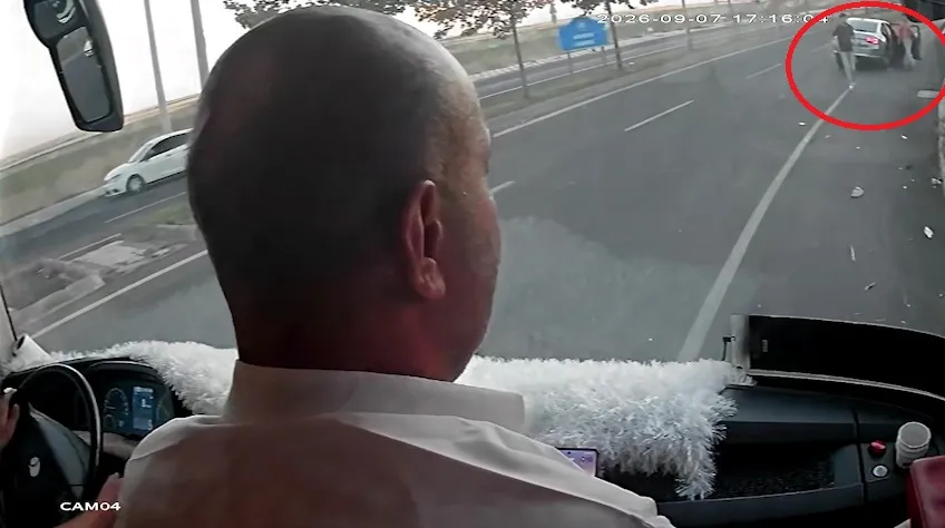 Diyarbakır'da kaldırımda yürüyen anne ve iki çocuğuna otomobil çarptı