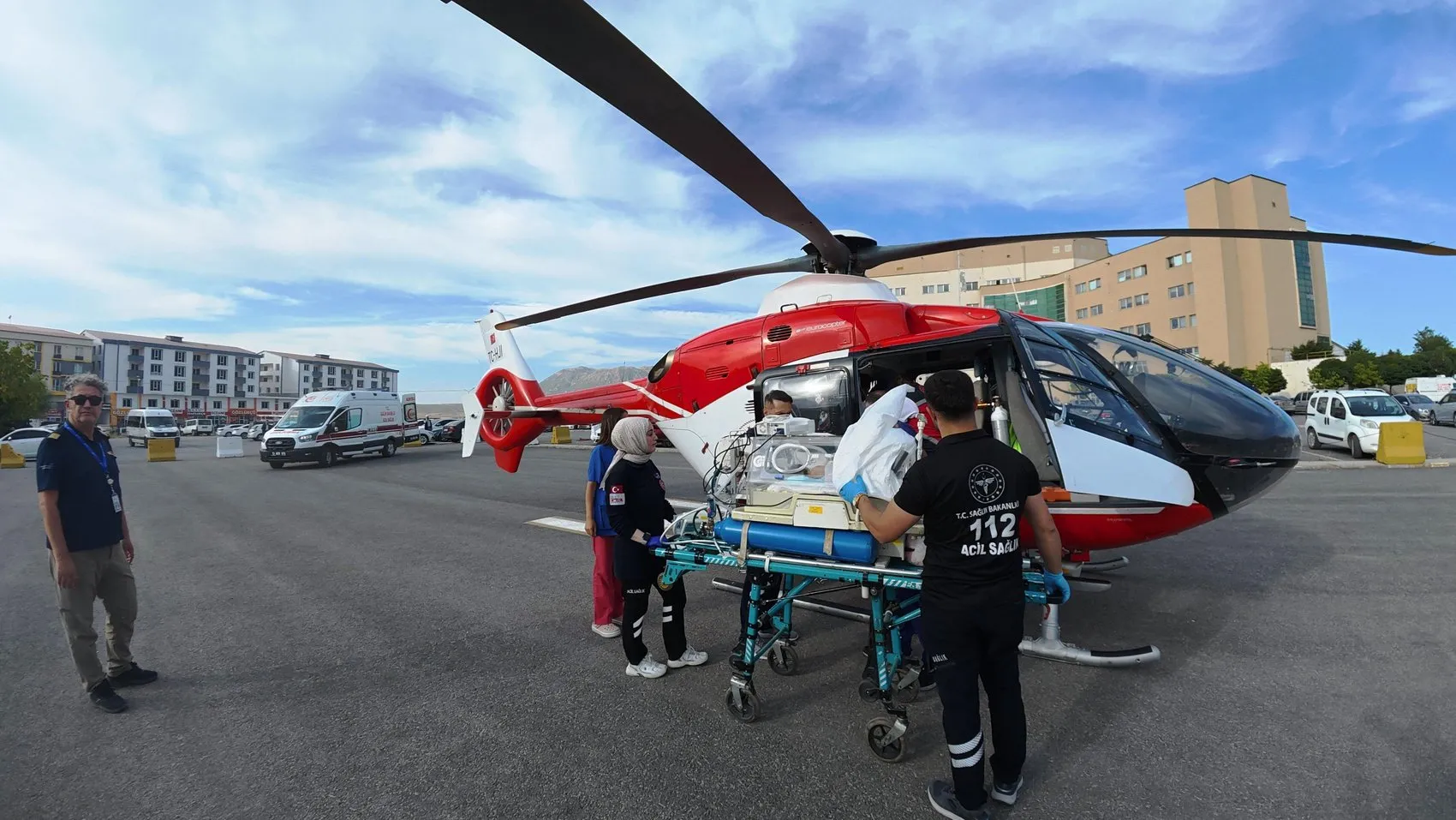 Bitlis'te dünyaya gelen minik bebek helikopter ambulansla Van'a taşındı