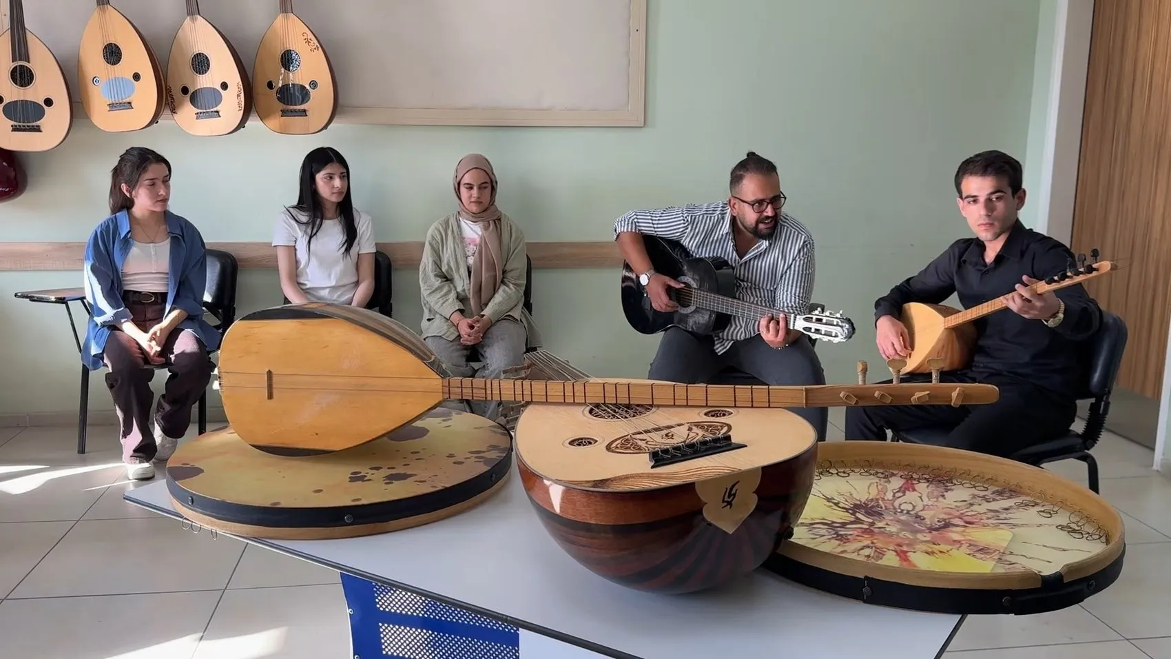Midyatlı öğrencilerin müzik hayalleri Semih öğretmenin ücretsiz dersleriyle gerçeğe dönüştü