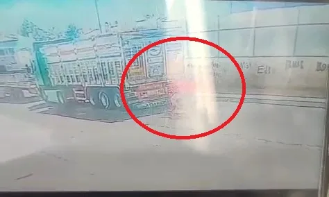 Diyarbakır'da park halindeki TIR'a çarpan motokurye ağır yaralandı