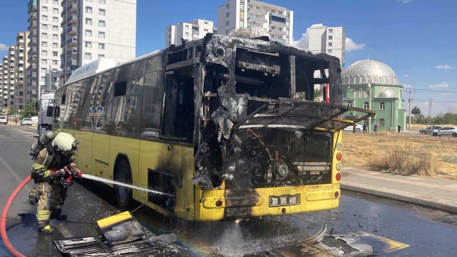 Diyarbakırda seyir halindeki belediye otobüsü alevlere teslim oldu