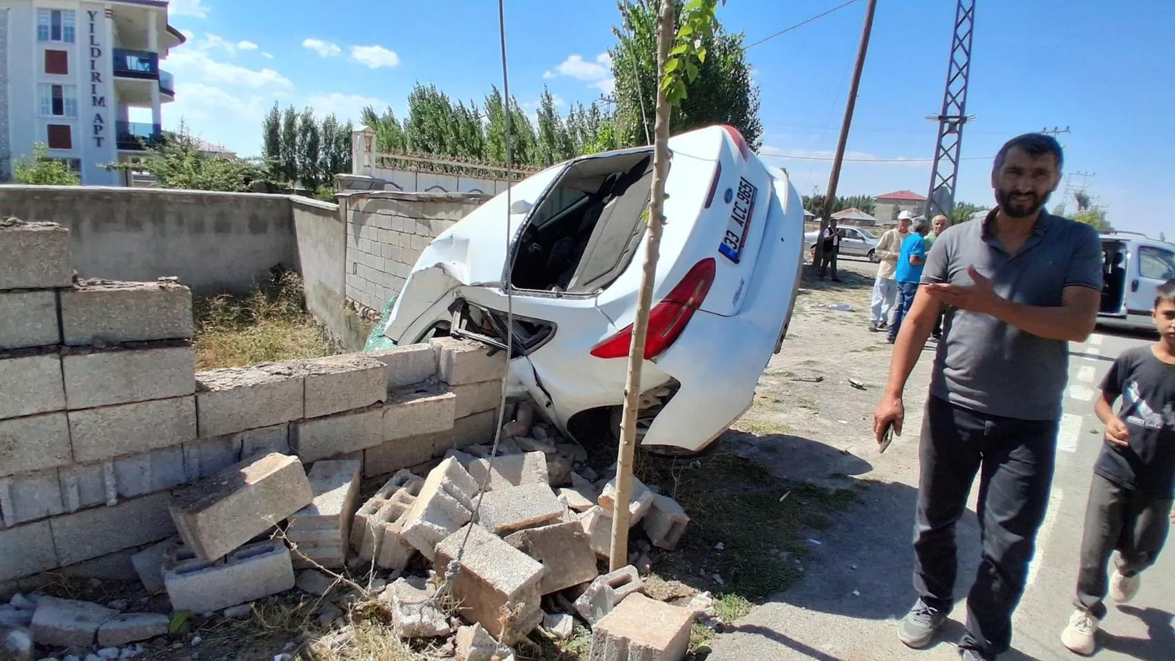 Patnos ilçesinde iki aracın karıştığı kazada dört kişi yaralandı