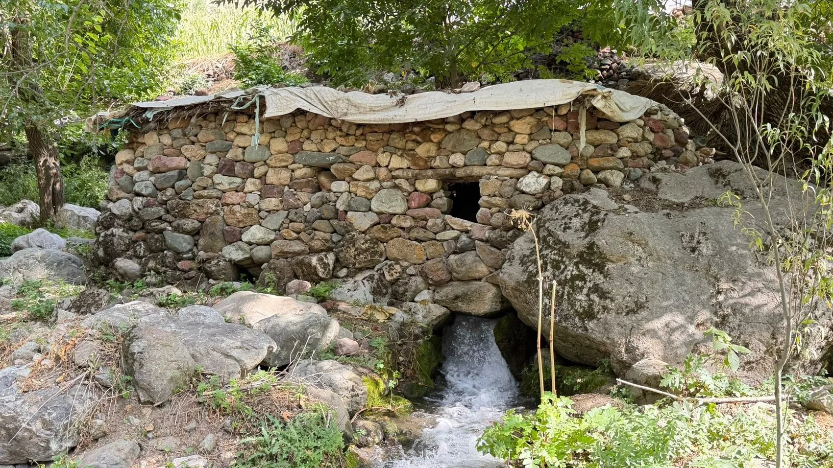 Hakkari'de 150 yıllık su değirmeni dede yadigarı olarak dönmeye devam ediyor