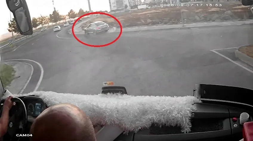 Diyarbakır'da kaldırımda yürüyen anne ve iki çocuğuna otomobil çarptı
