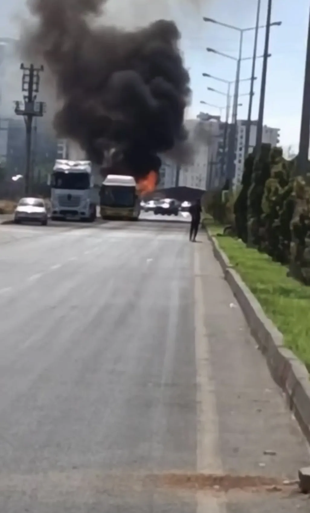 Diyarbakırda seyir halindeki belediye otobüsü alevlere teslim oldu