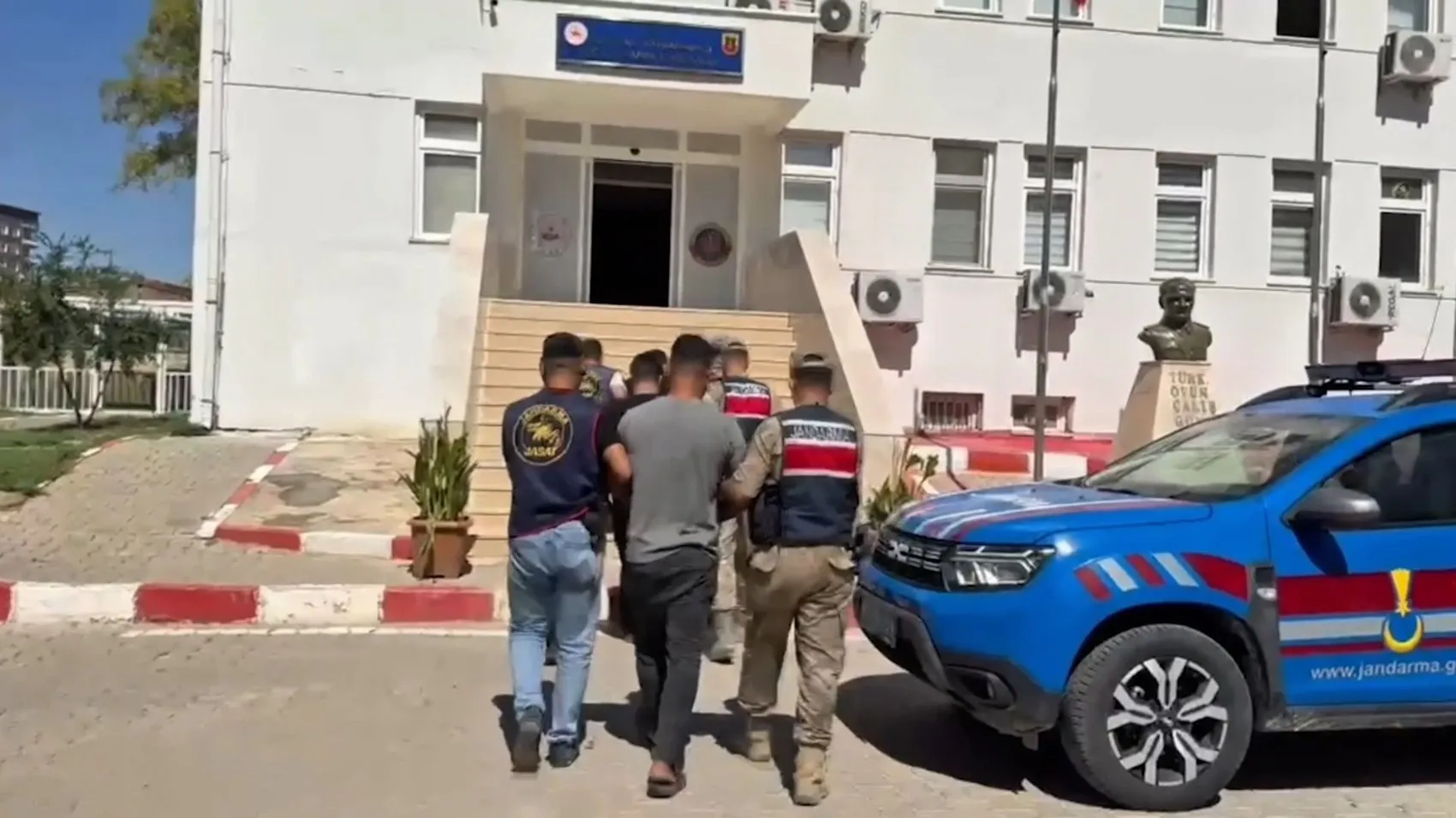 Akçakale'de telefon dolandırıcıları mısır tarlasında dronla yakalandı