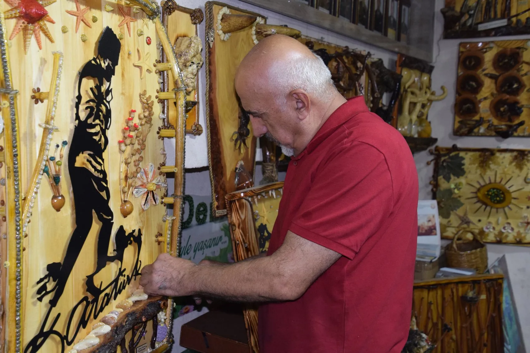 Vanlı Sami Demir atık malzemelerden sanat eserleri üretiyor