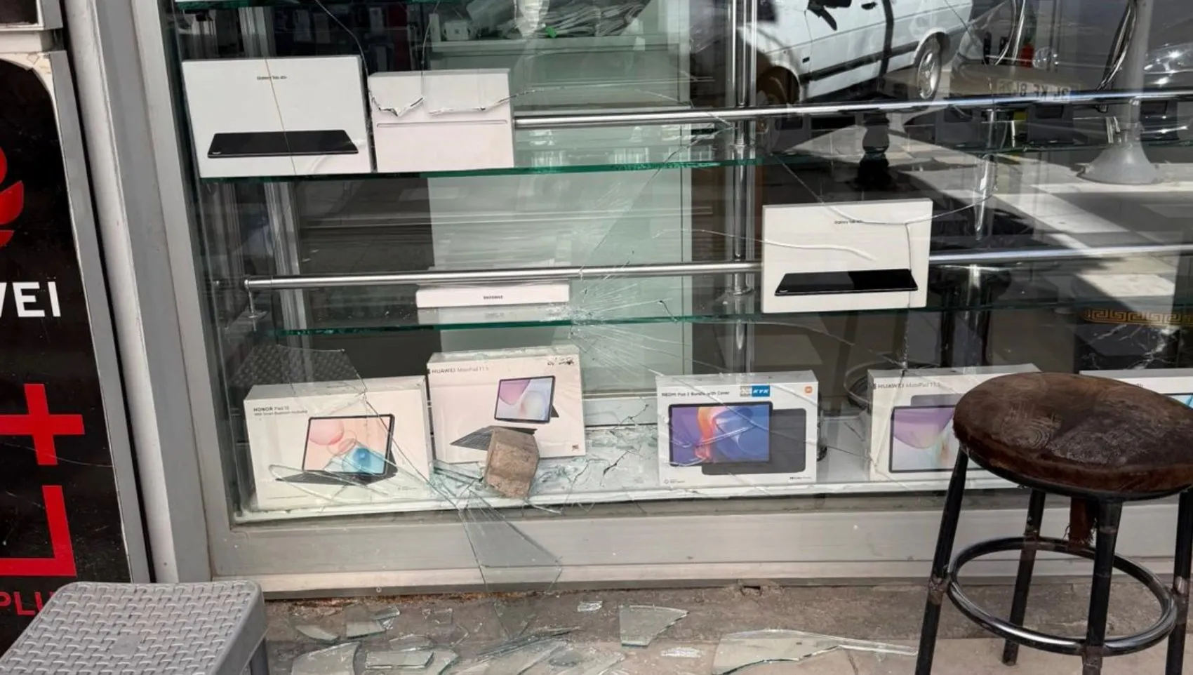 Şanlıurfa'da hırsızlar camı kırıp telefon ve tabletleri çaldı